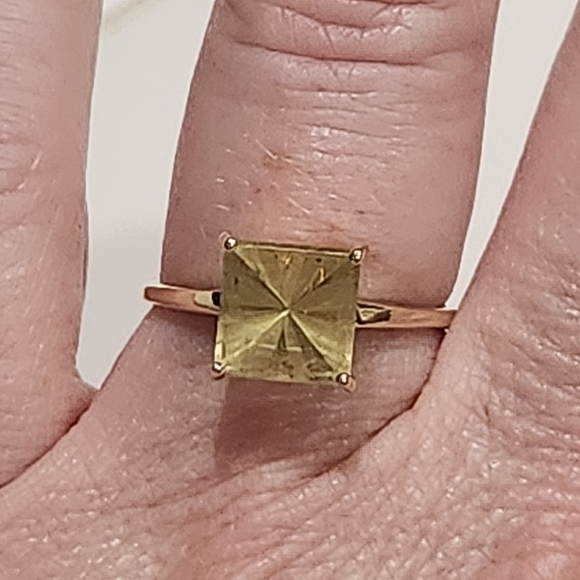Elegant Gold Ring with Yellow Gemstone - Picture 5 of 11